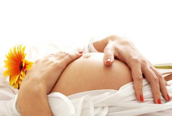 การต่อเล็บระหว่างตั้งครรภ์: สามารถเคลือบด้วยเจลขัดเงาหรืออะคริลิกได้หรือไม่?